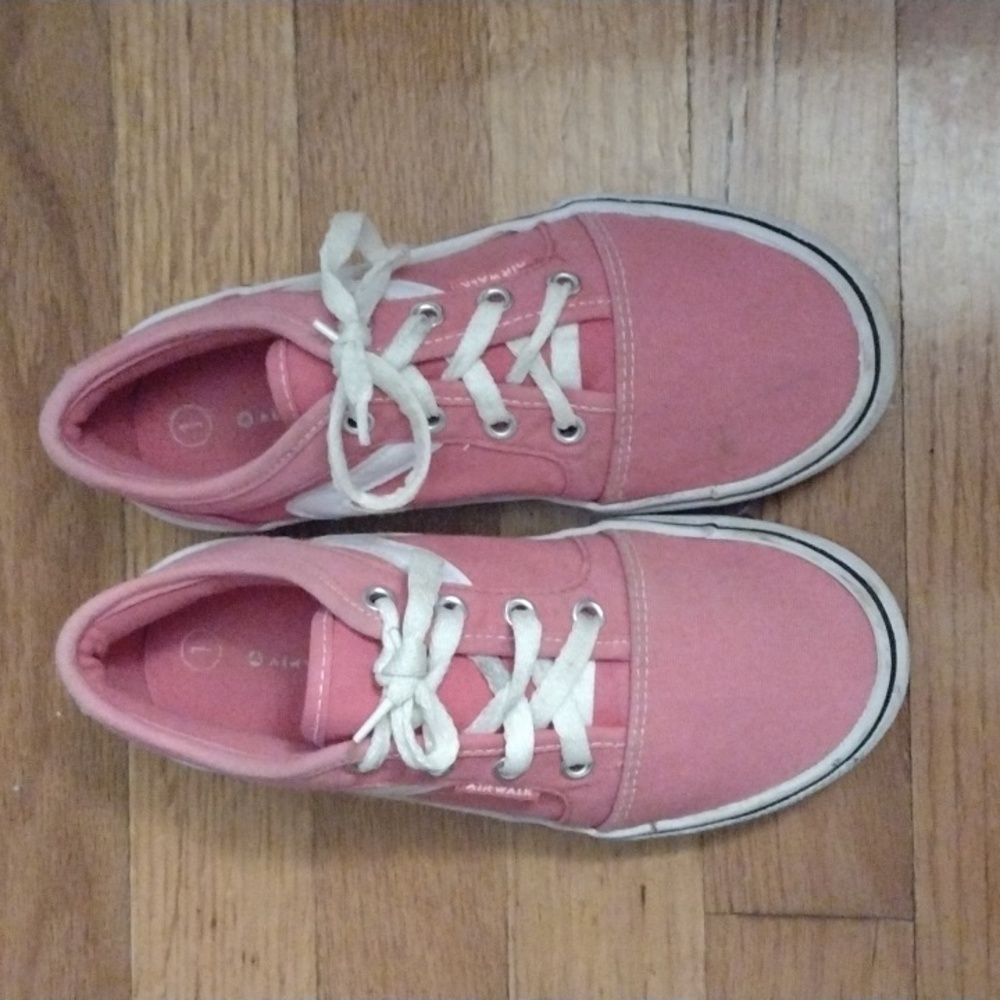 Airwalk canvas pink girls size 1 sneakers.